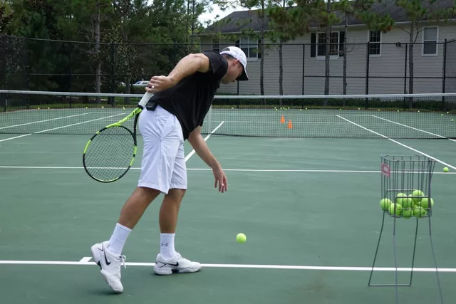 Hoe beoordelen mensen de lijn van tennis op basis van zijn balmerk?